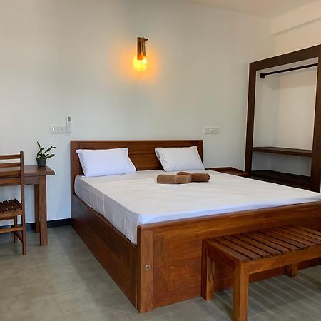 Ceylon Surf Guest And Restaurant Bed & Breakfast Weligama Eksteriør bilde
