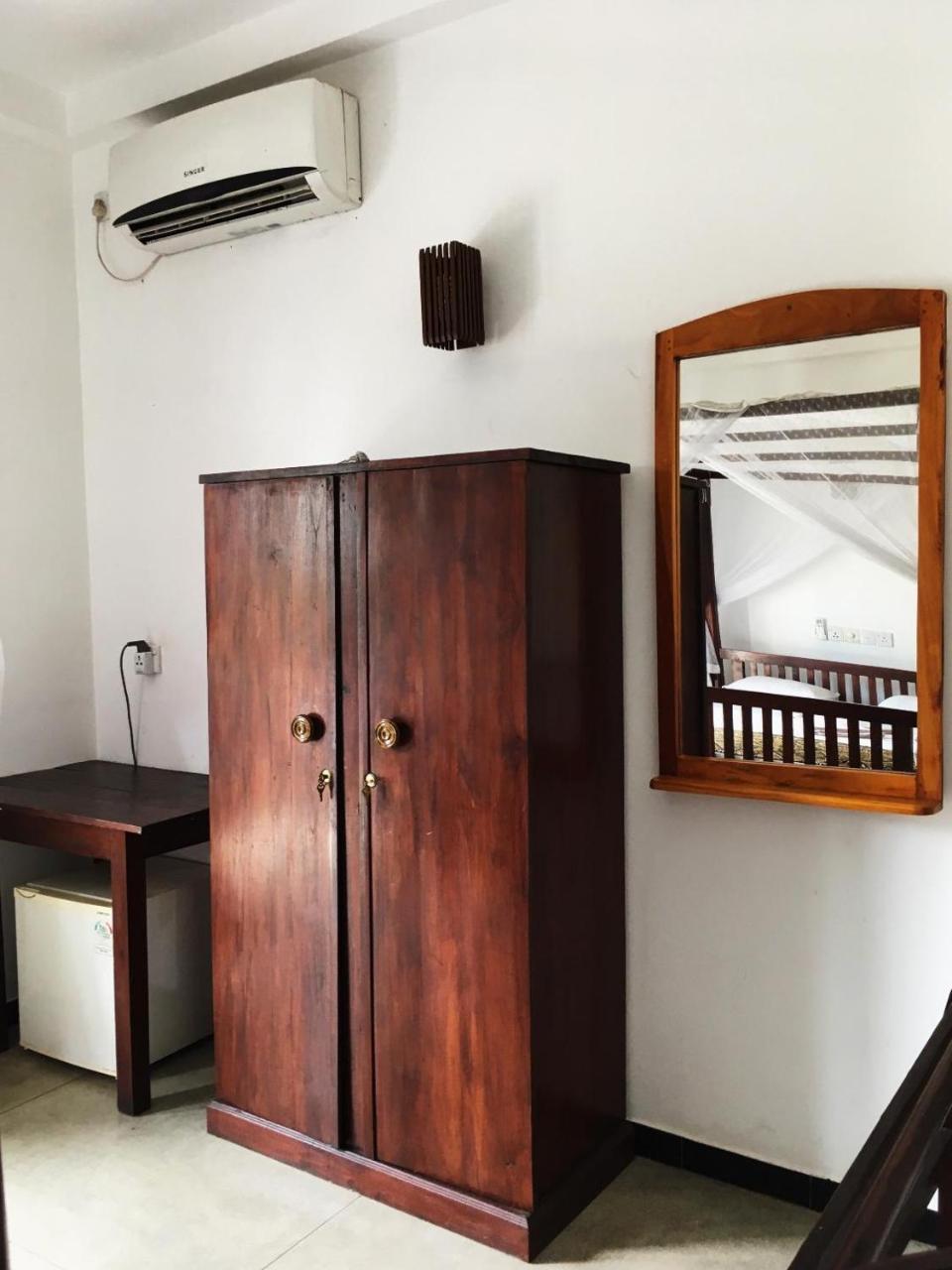 Ceylon Surf Guest And Restaurant Bed & Breakfast Weligama Eksteriør bilde