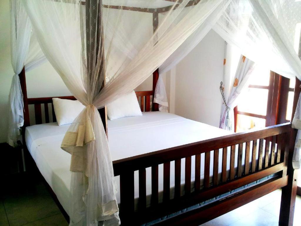 Ceylon Surf Guest And Restaurant Bed & Breakfast Weligama Eksteriør bilde